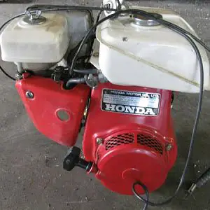 eBay add read 
Honda Horizontal 6hp Engine
  It Has Good Compression & runs!  It comes with everything you see in pics.  Crankshaft key comes with i