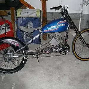 The first "Mock Up" included the stock rear wheel and fender, plus a 26" cruiser front wheel. At this point the frying pan seat had been fabricated an