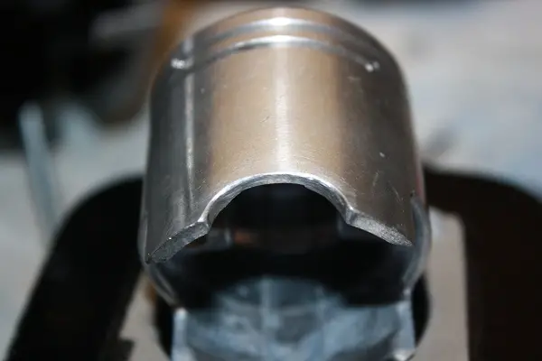 004
Notched piston.
Intake side
