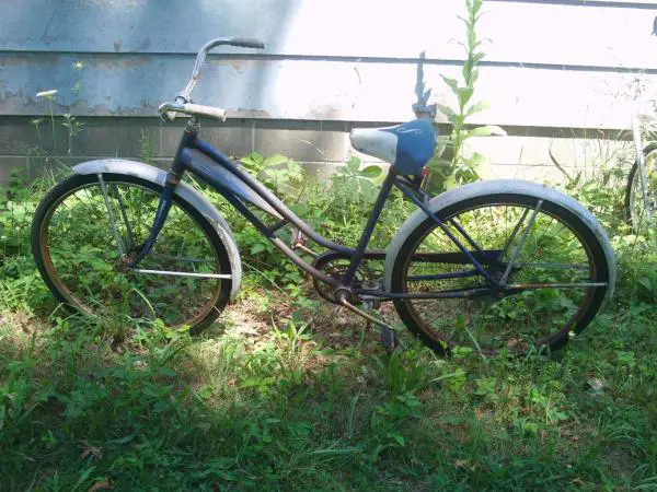 An old girls bike I use as a loaner when some hard belly hottie wants to go on a antweek peddely bike ride with an old coot like me!