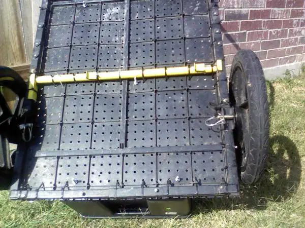 bottom side of the trailor he used zipties to hold it together I was shocked it held