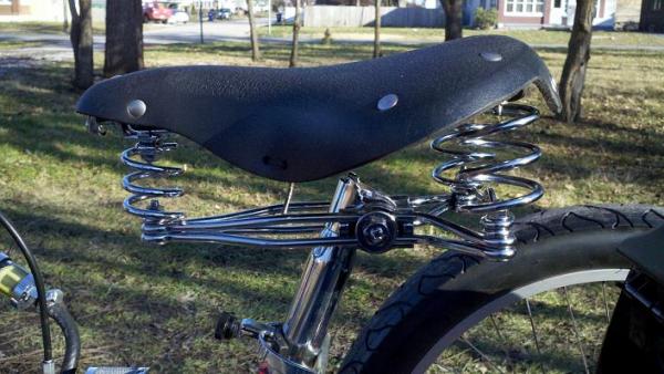 Gyes three sprung leather saddle