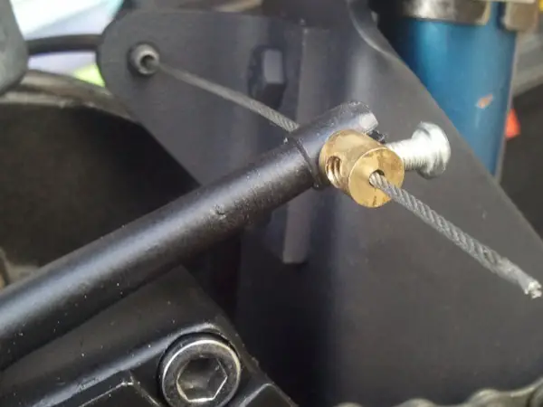 Here you can see the new alignment of the clutch cable.....