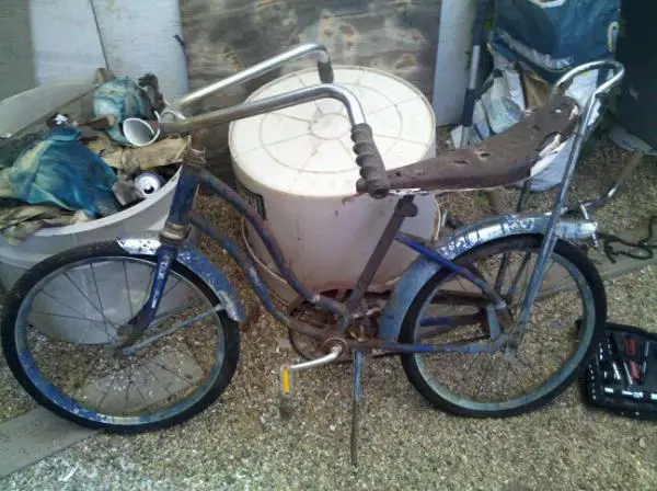 Hmmm...  little rusted girlsbike...  oops it broke into parts..  >:}