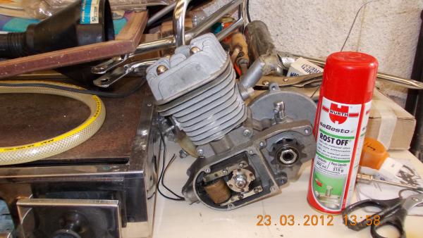 motor "80cc" - checando.... 1,2,3 testandooo =)
-------------------------------------------
checking the magneto