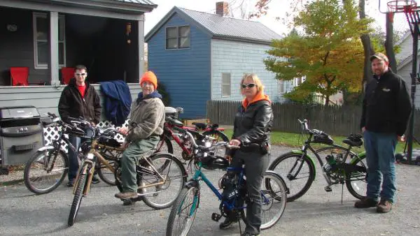Orono Tour 10/28. Here we are in Veazie at my son's place. from here the day warmed up beautifully. Went to Pat"s pizza in Orono. Had a pizza and coke