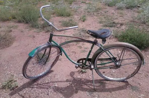 "Rust In Peace" is a slow process in Arizona. The Bendix Redline hub is in almost new condition inside, thanks to a ton of heavy grease, likely put th