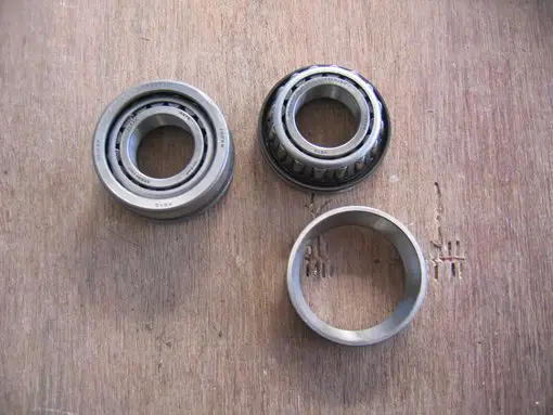 Steering head bearings with dust covers