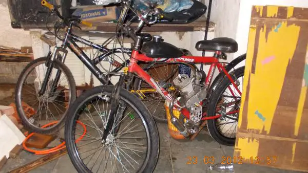 that was my first bike. bought used. This photo shows the upgrade: new suspension and tires.
--------------------------------------
essa foi minha p