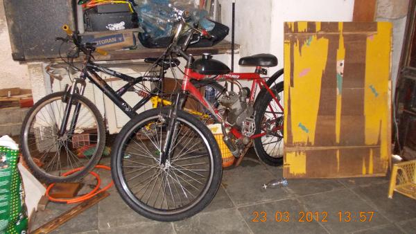 that was my first bike. bought used. This photo shows the upgrade: new suspension and tires.
--------------------------------------
essa foi minha p