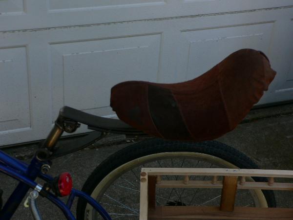 The Little Woody laef spring seat close up