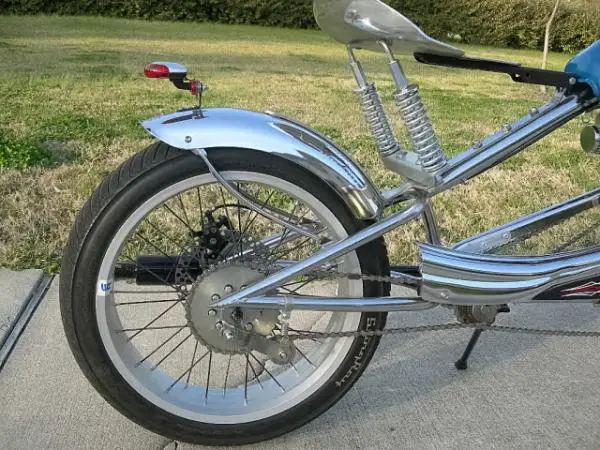 The stock chrome OCC fender is stabilized with HD chrome braces bent to fit the Stiletto's stock fender mounts.  The tail light is mounted to the fend