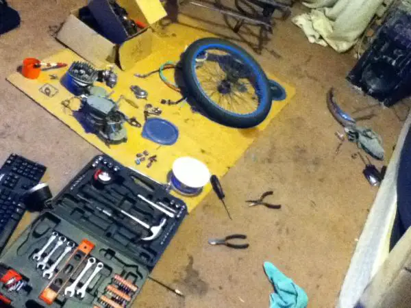 This is the delivery room. This is the room the greatest moped-bicycle will be born in... my bedroom ^_^. The parts are all over but one day, they wil