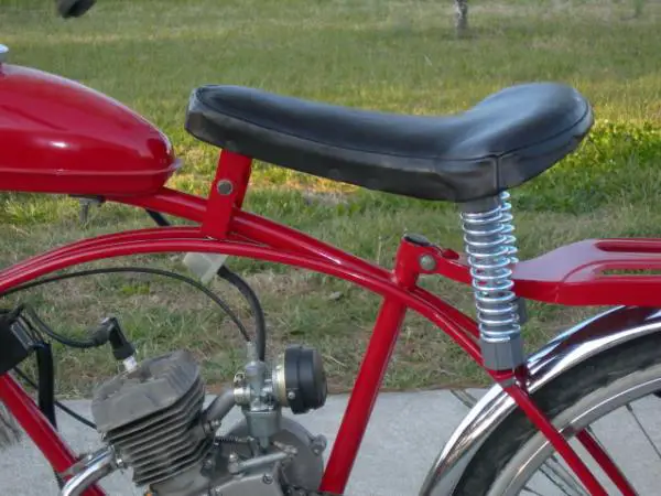 This shot shows the springer seat which was made from a vintage seat pan mated to a vintage banana seat pan. The pan was covered with a foam pad and Motorized