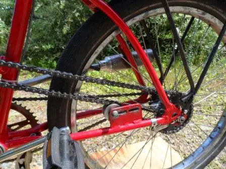 View of chain tensioner.