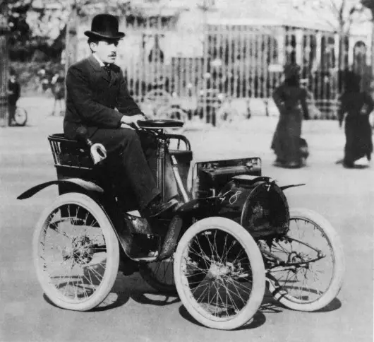 Voiturette-Type-A-1899.JP_-530x484.jpg