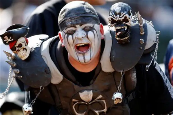raiders-fan-cf18369145513ec1.jpg
