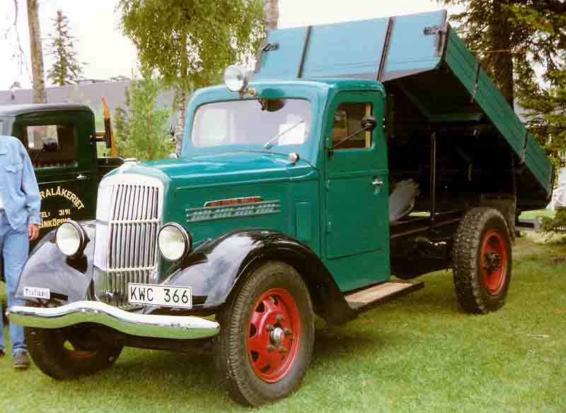 Reo_Speed_Wagon_Truck_1939.jpg
