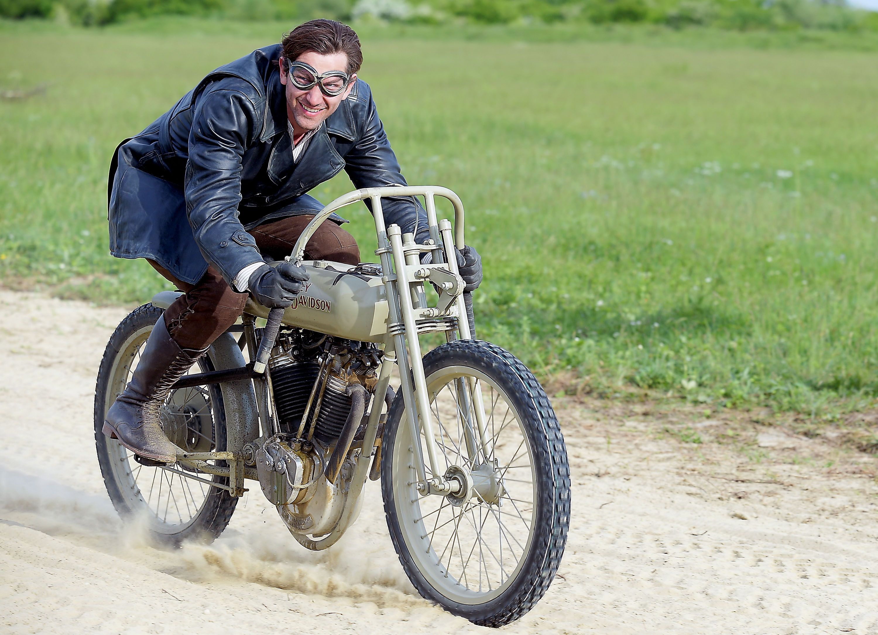 harley-and-the-davidsons-michiel-huisman-04.jpg