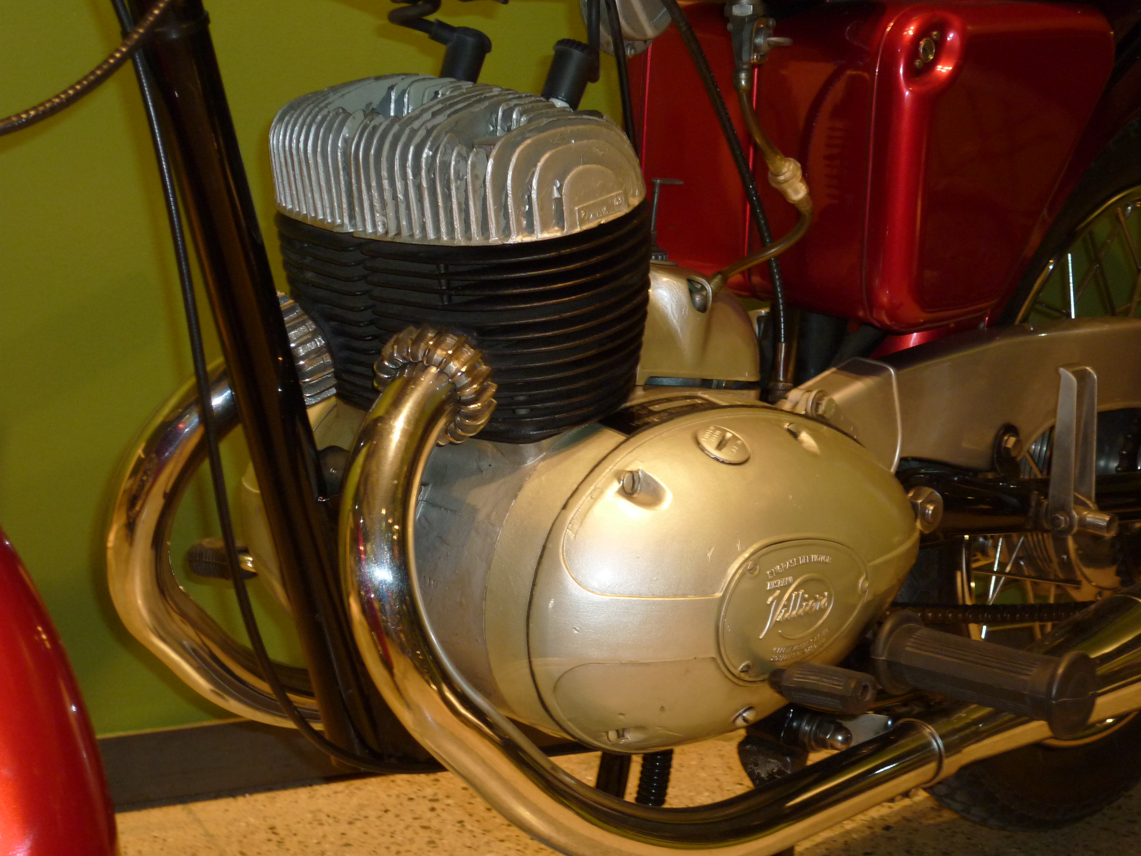 Rovena_250_1964_-_Hispano_Villiers_Engine.JPG