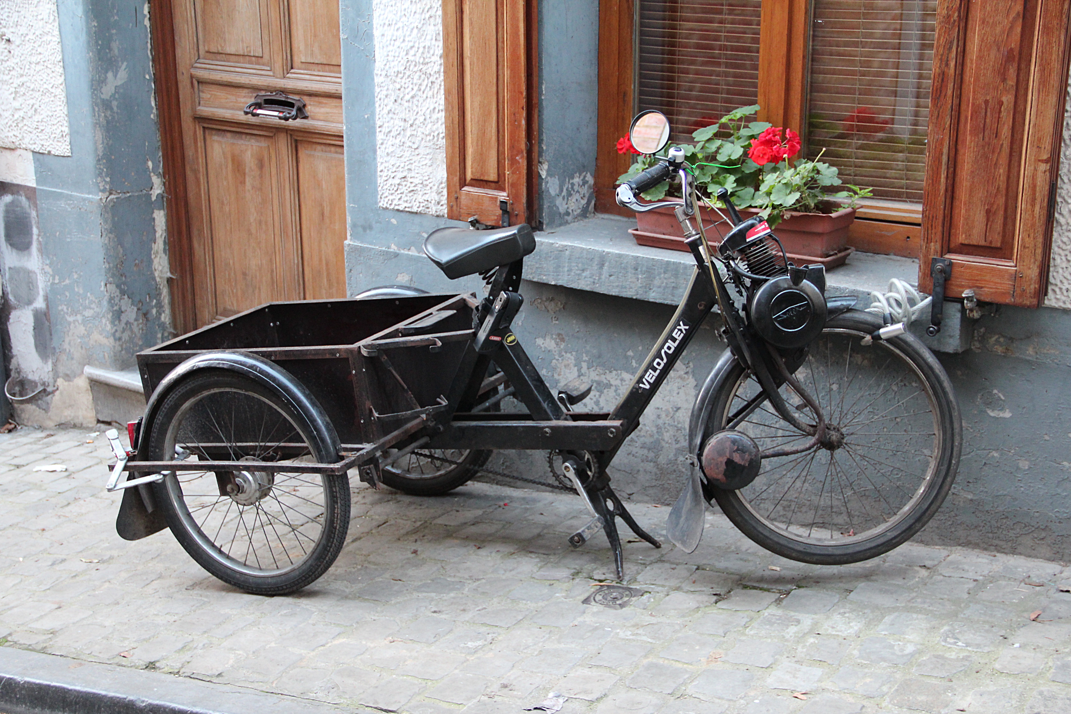Tricycle_V%C3%A9loSolex_-_Mons_161112.JPG