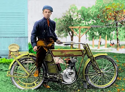 3035030-2-early-harley-davidson-motorcycle.jpg