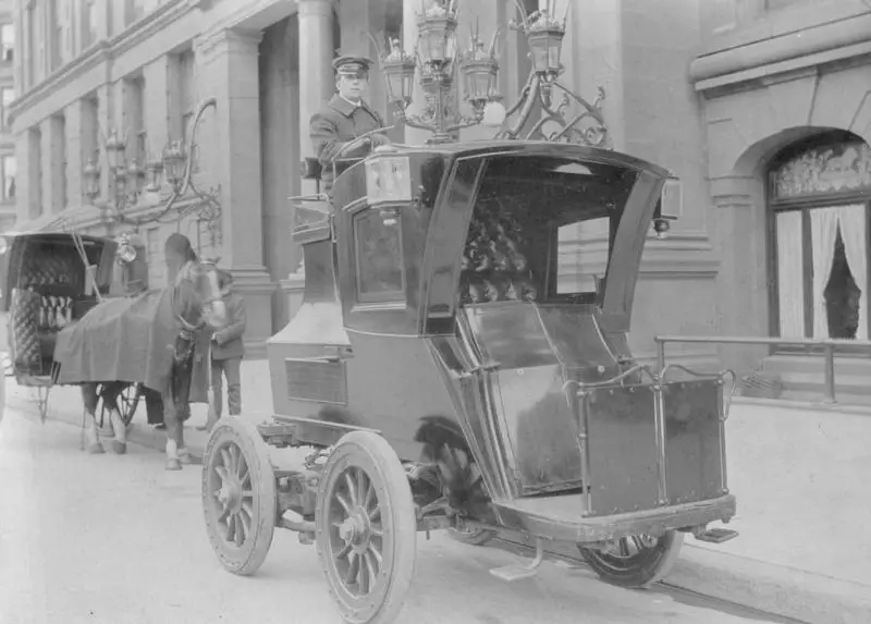 Bundesarchiv_Bild_183-1990-1126-500%2C_Kraftdroschke.jpg