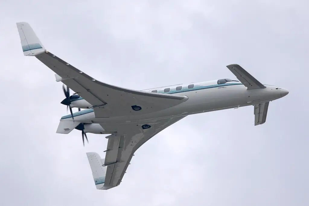 1024px-Beechcraft_Starship_fly-by.jpg